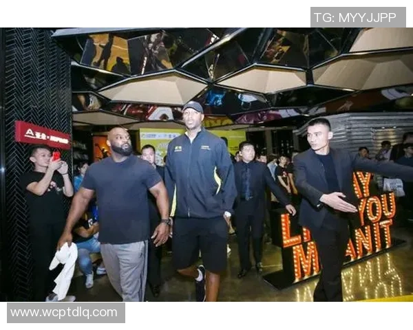 路上偶遇知名足球明星引发热议粉丝合影留念场面温馨